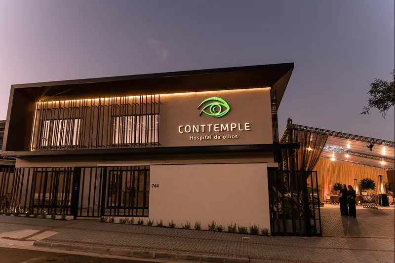 Fachada do Conttemple Hospital de Olhos à noite